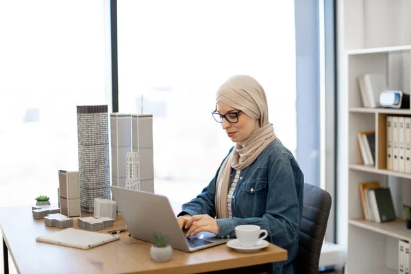 Мусульманська Жінка Архітектор Хіджабі Працює Портативному Комп Ютері Офісному Столі — стокове фото
