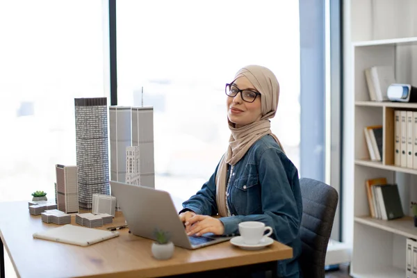 히잡에 이슬람 건축가 사무실 책상에서 휴대용 컴퓨터를 만들면서 모델을 만들고 — 스톡 사진