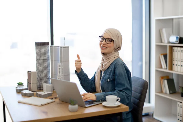 Muszlim Női Építész Aki Hordozható Számítógépen Dolgozik Irodában Modelleket Épít — Stock Fotó