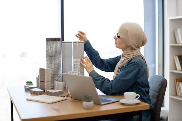 Vista Lateral Mujer Árabe Gafas Hijab Organizando Modelos Edificios Escritorio —  Fotos de Stock