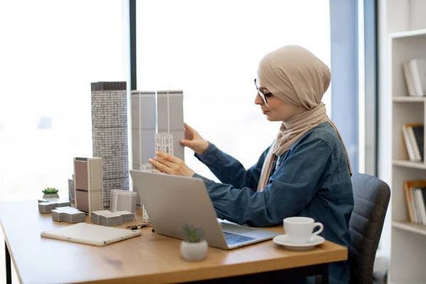 Dama Musulmana Reflexiva Hijab Colocar Modelos Arquitectónicos Superficie Del Escritorio —  Fotos de Stock
