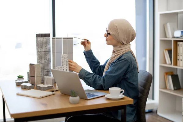Чарівна Арабська Леді Хіджабі Повсякденний Одяг Тримає Драпірування Компаса Сидячи — стокове фото