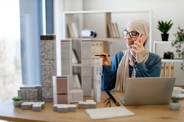 Mujer Musulmana Feliz Usando Hijab Gafas Teniendo Conversación Telefónica Mientras —  Fotos de Stock