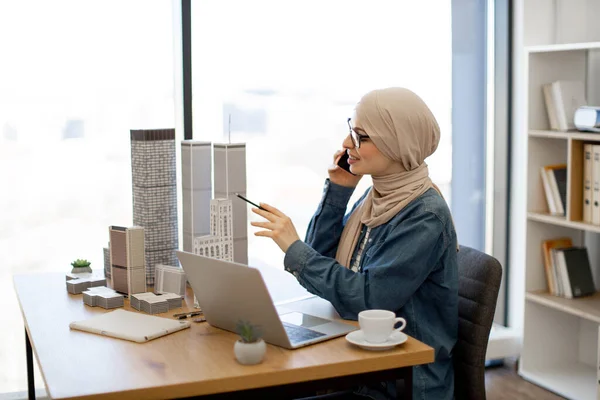 Vista Lateral Empresaria Árabe Hijab Apuntando Con Lápiz Modelos Arquitectónicos —  Fotos de Stock