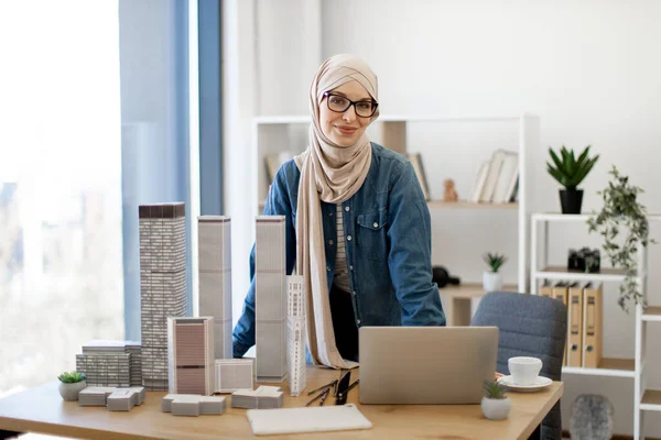 Felnőtt Arab Hidzsábban Íróasztal Mögött Pózol Szerkentyűkkel Makettekkel Építészirodában Tapasztalt — Stock Fotó
