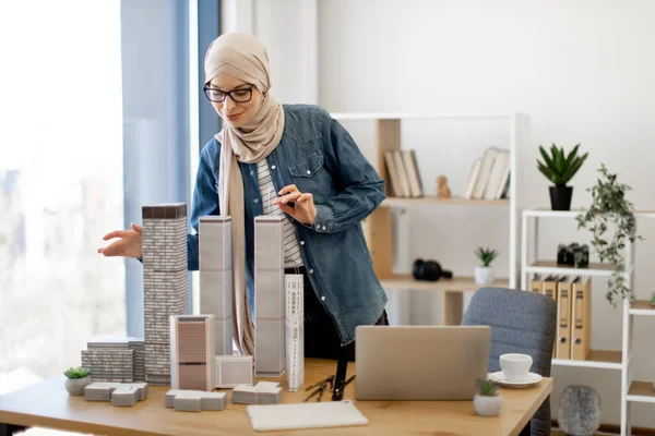 Pozitív Arab Hölgy Hidzsáb Szemüveg Elrendezése Építészeti Modellek Városi Komplexum — Stock Fotó