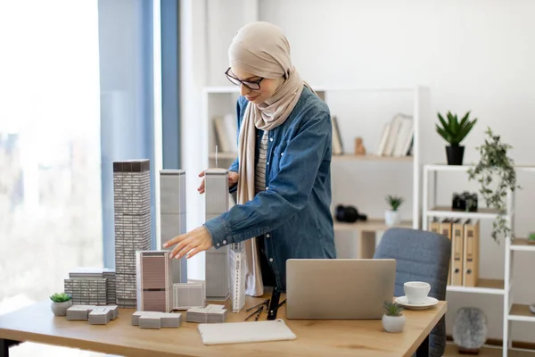 Dama Árabe Positiva Hijab Gafas Que Arreglan Modelos Arquitectónicos Del —  Fotos de Stock