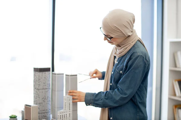 Аравійська Бізнесменка Хіджабі Спектаклі Вивчала Модель Будинку Допомогою Компаса Стоячи — стокове фото