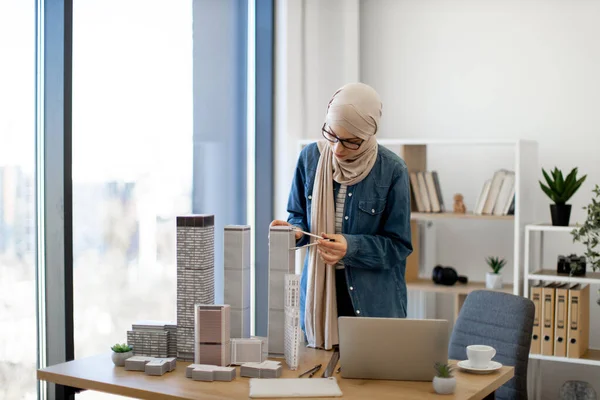 Arab Üzletasszony Hidzsábbal Szemüveggel Vizsgálja Épületmodellt Iránytűvel Miközben Közel Áll — Stock Fotó
