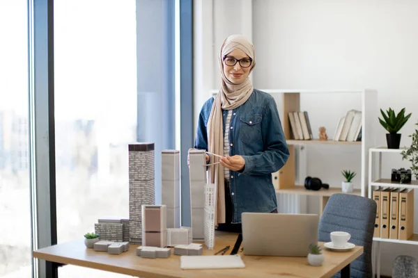 Arab Üzletasszony Hidzsábbal Szemüveggel Vizsgálja Épületmodellt Iránytűvel Miközben Közel Áll — Stock Fotó