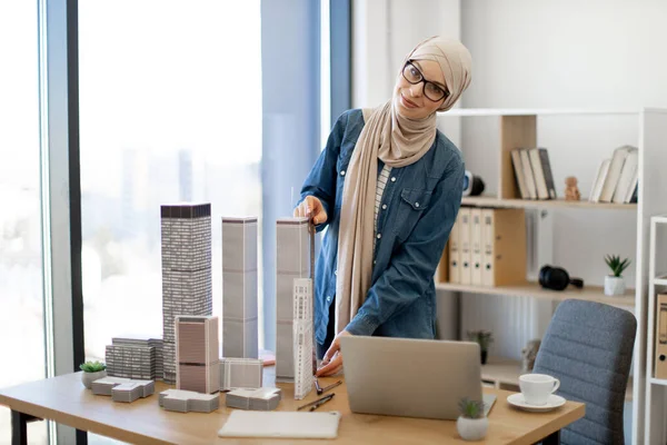 Професійна Мусульманська Бізнес Леді Традиційному Хіджабі Приймає Вимірювання Будівельних Моделей — стокове фото