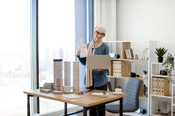 Мусульманська Жінка Інженер Хіджабі Стоїть Архітектурному Офісі Портативним Комп Ютером — стокове фото