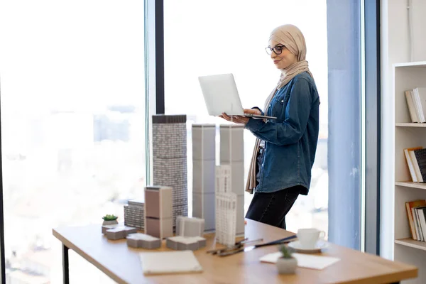 Арабська Бізнесменка Одягнена Хіджаб Окуляри Стоїть Ноутбуком Руках Біля Панорамного — стокове фото
