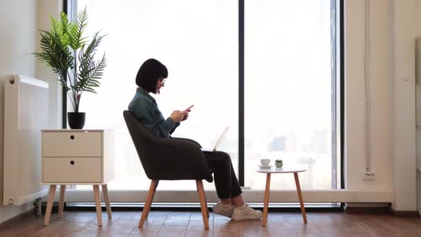 Agradable Mujer Cabello Oscuro Escribiendo Mensajes Teléfono Inteligente Mientras Está — Vídeos de Stock