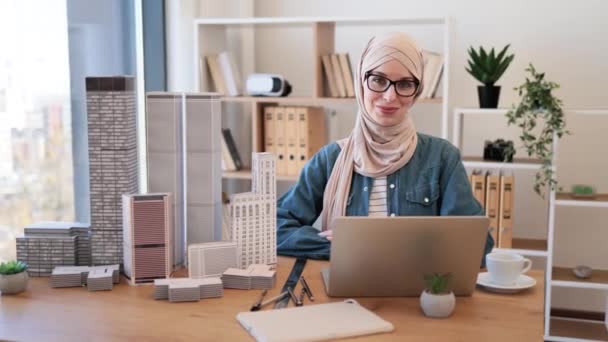 Jeune Femme Musulmane Portant Hijab Lunettes Assis Bureau Agence Immobilière — Video