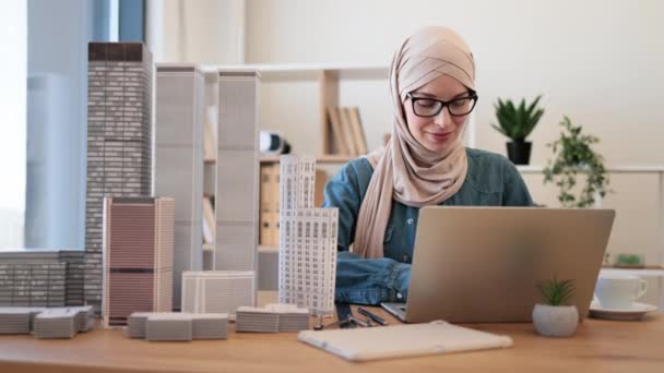 Krásná Arabská Žena Hidžábu Brýle Aranžování Stavebních Modelů Kancelářském Stole — Stock video