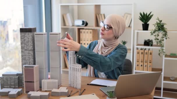 Professzionális Muszlim Üzletasszony Hagyományos Hidzsáb Méréseket Épület Modellek Segítségével Vonalzó — Stock videók