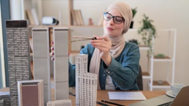 Boční Pohled Arabskou Ženu Brýlích Hidžáb Uspořádání Stavebních Modelů Kancelářském — Stock video