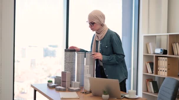 Femme Affaires Musulmane Concentrée Hijab Touchant Maquette Bâtiment Tout Tenant — Video
