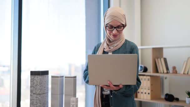 Professionelle Muslimische Geschäftsfrau Traditionellem Hidschab Die Während Ihres Arbeitstages Büro — Stockvideo
