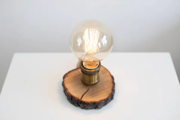 Przemysłowa Lampa Edison Białym Współczesnym Stoliku Nocnym Pobliżu Szarej Sofy — Zdjęcie stockowe