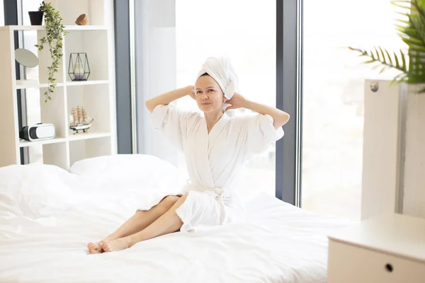 Zrelaksowana Młoda Kobieta Szlafroku Ręczniku Siedząca Boso Rękami Głową Zamkniętymi — Zdjęcie stockowe