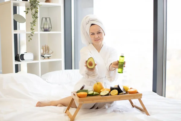 Beyaz Bornoz Havlu Içindeki Mutlu Yetişkin Kadın Hafta Sonu Yatak — Stok fotoğraf