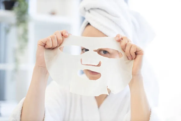 Beyaz Bornozlu Beyaz Kadın Banyo Havlusu Evin Arka Planında Gözleri — Stok fotoğraf