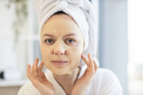 Dekat Dengan Wanita Cantik Yang Tenang Setelah Mandi Memakai Masker — Stok Foto