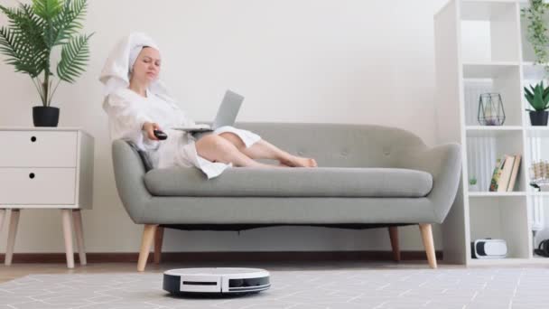Witte Automatische Robot Vacuüm Houden Tapijt Stofvrij Terwijl Vrouwelijke Eigenaar — Stockvideo