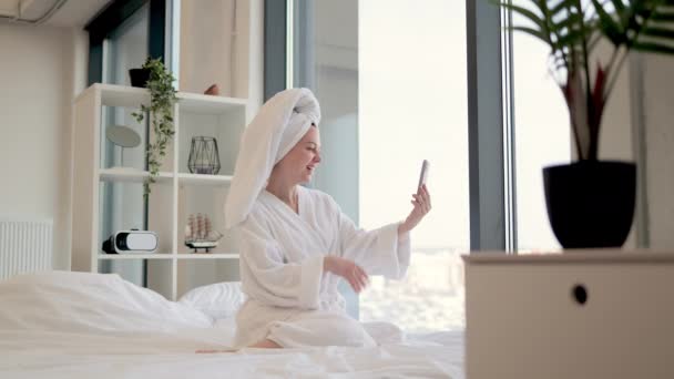 Urocza Spokojna Kobieta Stroju Kąpieli Trzymająca Telefon Komórkowy Podczas Relaksu — Wideo stockowe
