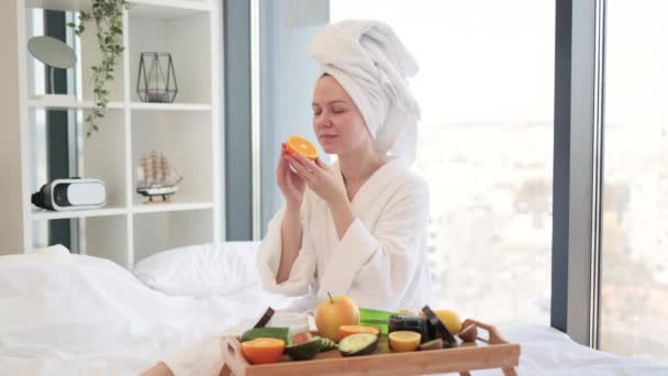 Mooie Jonge Dame Bath Dragen Kijken Naar Citrus Helft Terwijl — Stockvideo