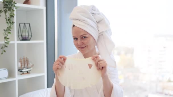 Beyaz Bornozlu Beyaz Kadın Banyo Havlusu Evin Arka Planında Gözleri — Stok video