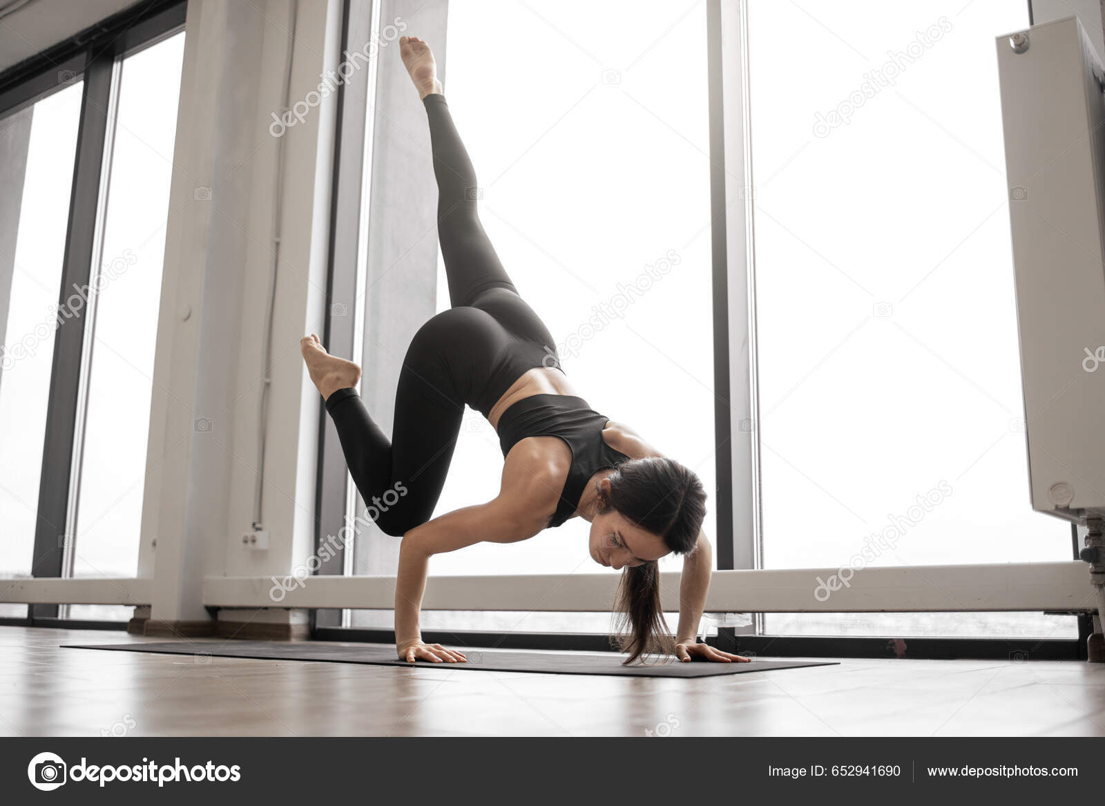 Femme En Tenue De Sport Noire Pratiquant Le Yoga Faisant De L