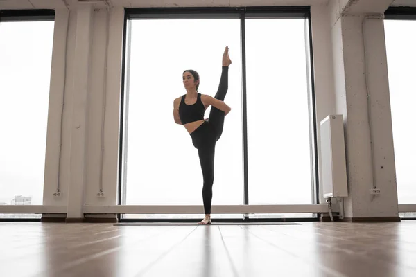 Mujer Caucásica Cabello Oscuro Practicando Yoga Avanzado Pie Trivikramasana Posan —  Fotos de Stock