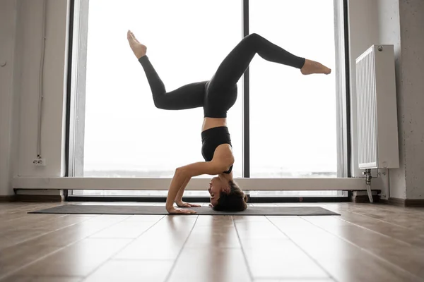 Donna Dai Capelli Scuri Rilassati Che Utilizza Stuoia Yoga Fare — Foto Stock