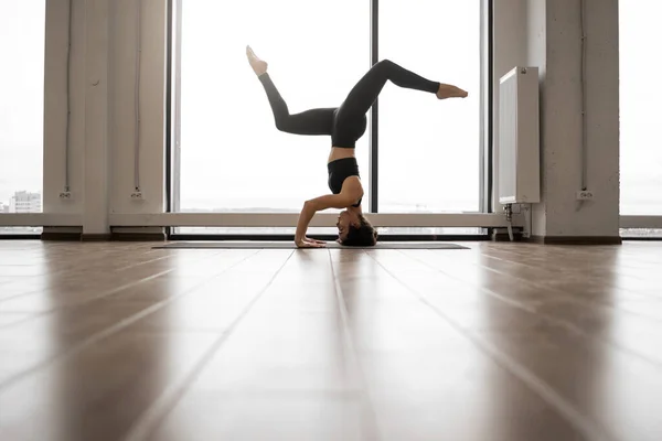 Donna Dai Capelli Scuri Rilassati Che Utilizza Stuoia Yoga Fare — Foto Stock