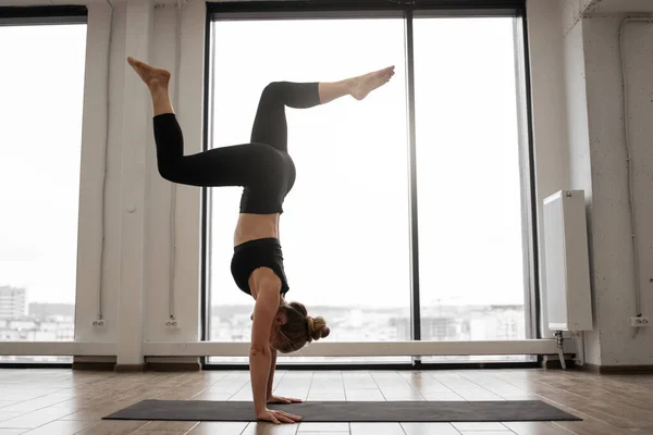 Yogi Femminile Facendo Poggiatesta Sostenuto Durante Pratica Dello Yoga Studio — Foto Stock
