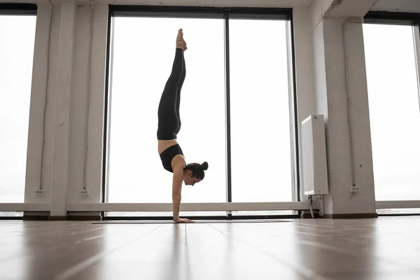 Yogi Femminile Facendo Poggiatesta Sostenuto Durante Pratica Dello Yoga Studio — Foto Stock