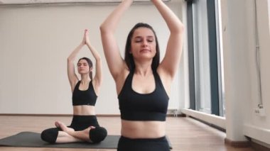 Yoga hocasının rahat spor giyim tarzında nilüfer çiçeği poziyonuna odaklanın. Anjali Mudra jesti, yoga sınıfının en üst seviyesinde. Zayıf atletik kadınlar vücut ve zihin için etkili asana yapıyorlar..