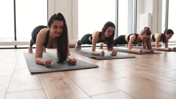 Αθλητικά Νεαρά Θηλυκά Ενίσχυση Ολόκληρο Σώμα Forearm Plank Pose Κατά — Αρχείο Βίντεο