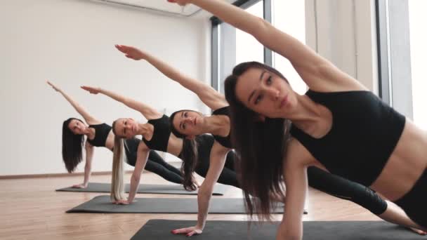Grupo Mulheres Saudáveis Praticando Ioga Moderna Com Exercício Vasisthasana Estúdio — Vídeo de Stock