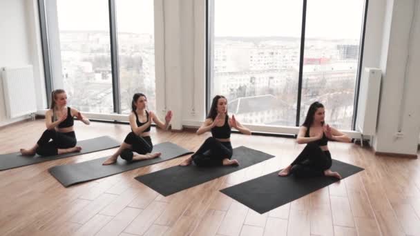 Close View Athletic Women Sports Clothing Meditating Sitted Twist Yoga — Αρχείο Βίντεο