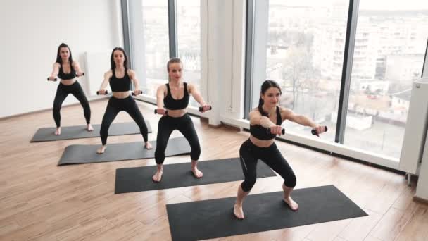 Jonge Vrouwelijke Atleten Yoga Outfit Die Halters Vasthouden Terwijl Hurken — Stockvideo