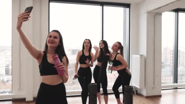 Atrakcyjne Zdrowe Kobiety Butelkami Sportowymi Robiącymi Selfie Komórce Podczas Odpoczynku — Wideo stockowe