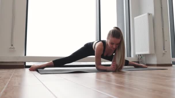 Belle Femme Blonde Vêtements Yoga Serrés Étendant Grand Angle Assis — Video