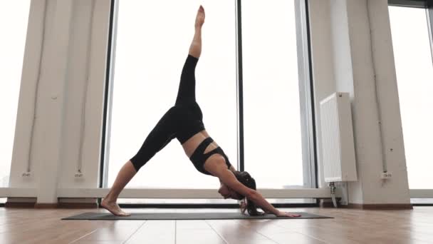 Jonge Blanke Vrouw Actieve Dragen Houden Staande Split Pose Yoga — Stockvideo