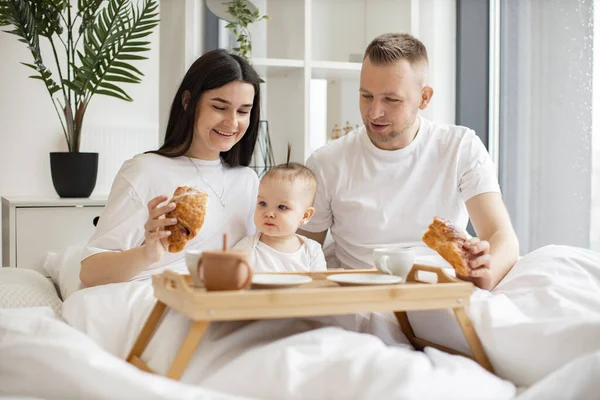 Cheerful Caucasian Parents Casual Clothes Sharing Mealtime Cute Infant Daughter — Stock Photo, Image