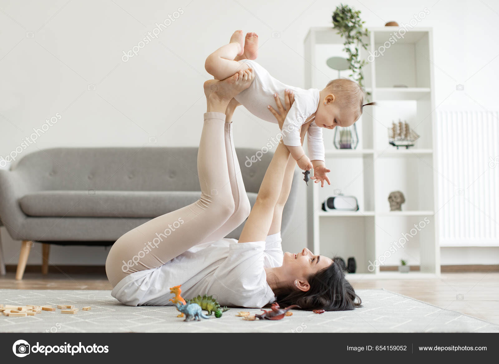 Mulher Branca Feliz Jovem Desfrutando Sua Aula Pilates Olhando