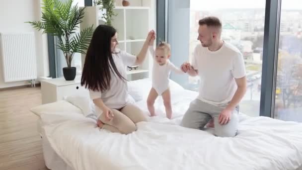 Aimer Maman Papa Tenant Main Une Fille Active Aidant Bébé — Video